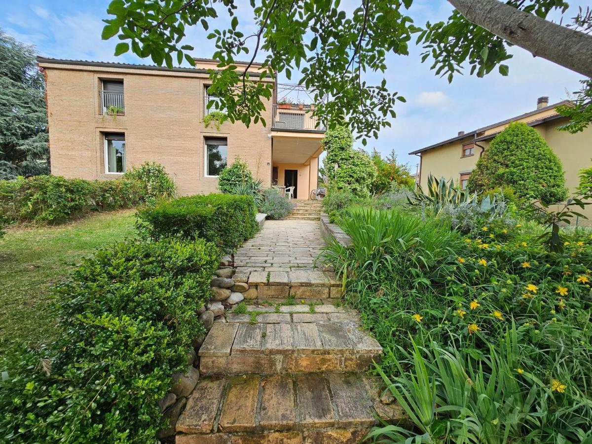 Casa Vincenzo 130 Mq Con Portico Ed Ingresso Esclusivo Dal Giardino Villa Felino Bagian luar foto