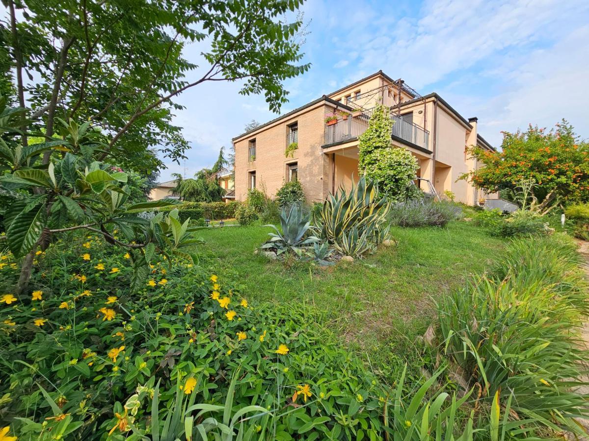 Casa Vincenzo 130 Mq Con Portico Ed Ingresso Esclusivo Dal Giardino Villa Felino Bagian luar foto