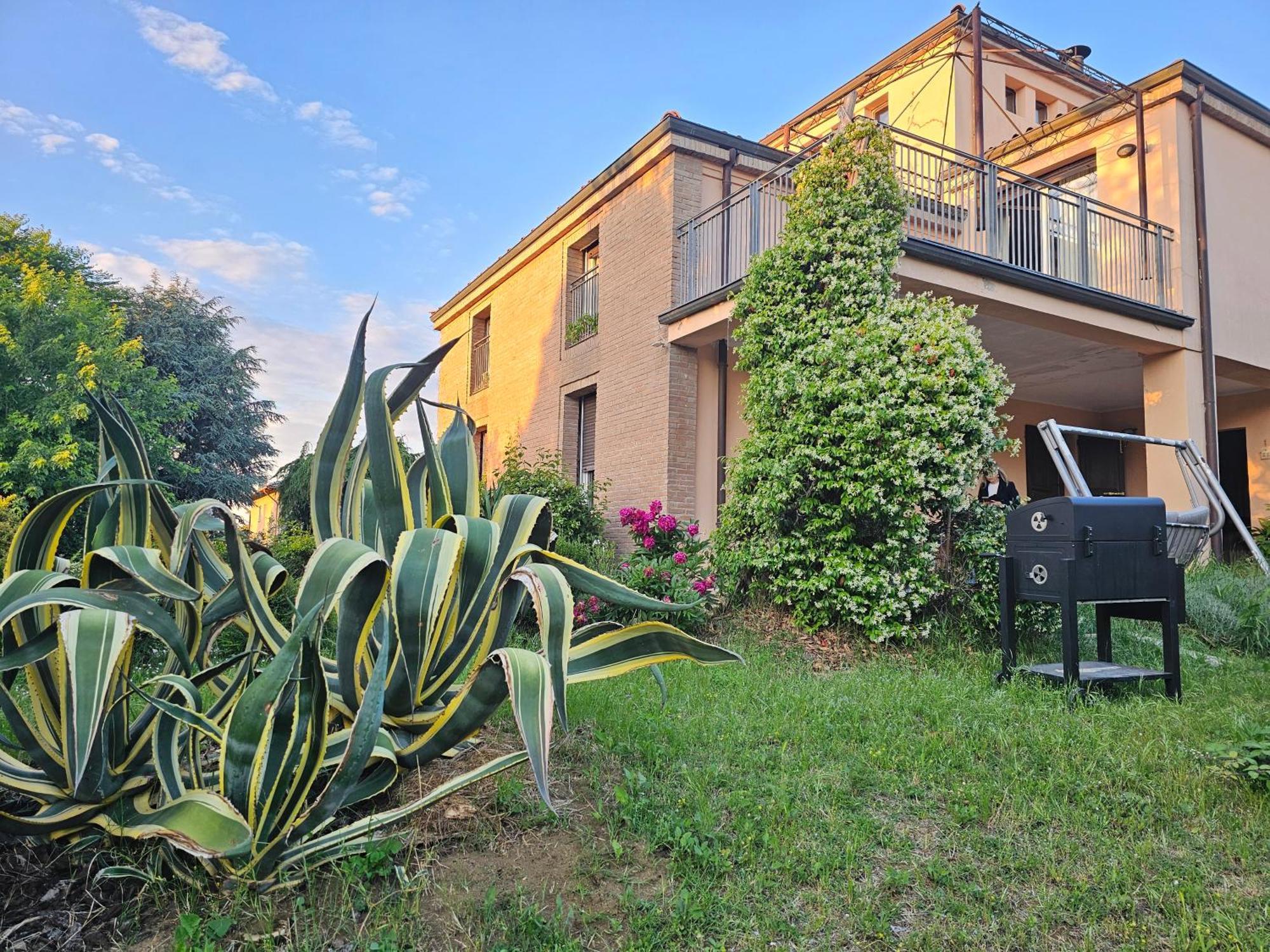 Casa Vincenzo 130 Mq Con Portico Ed Ingresso Esclusivo Dal Giardino Villa Felino Bagian luar foto