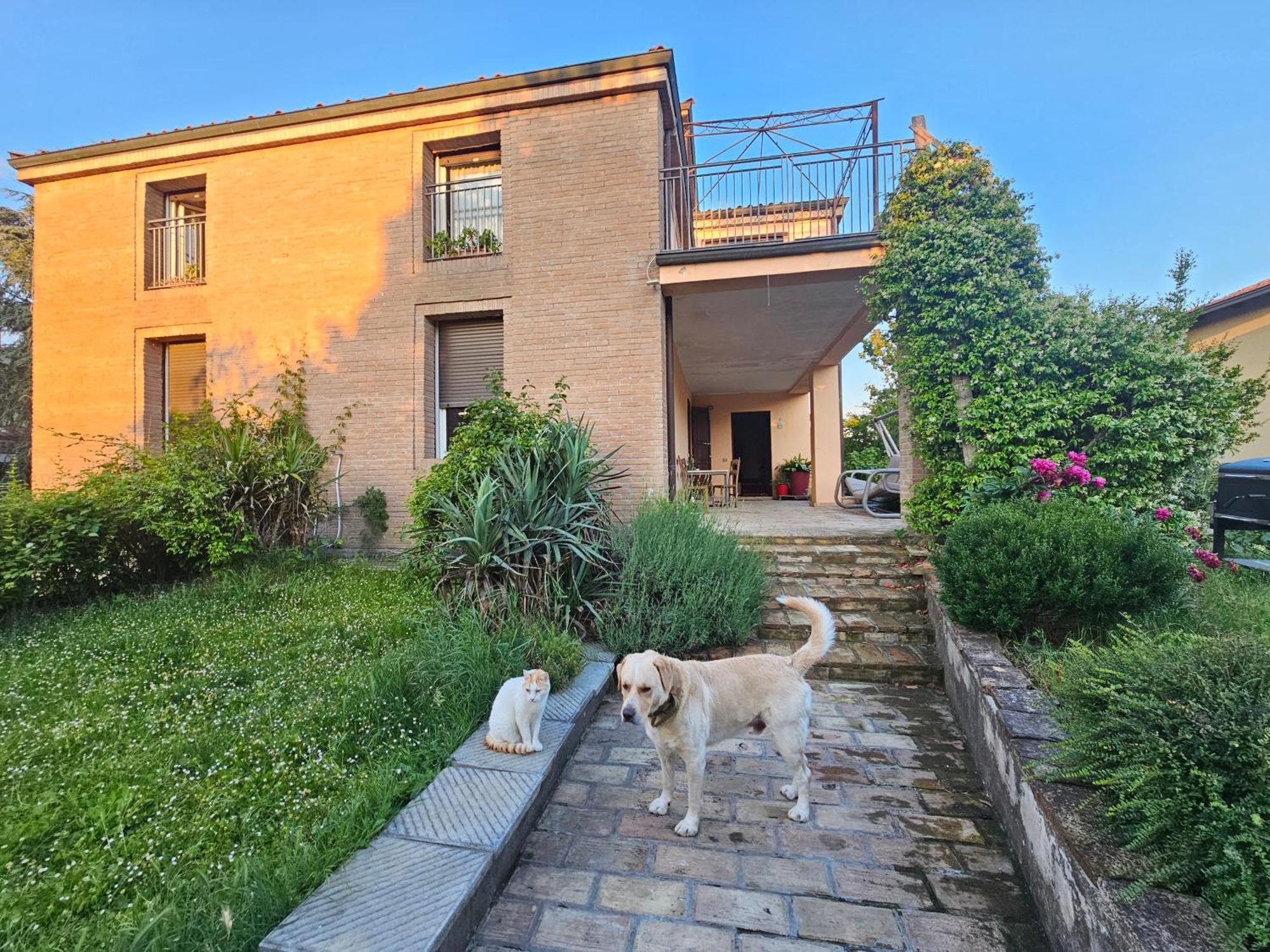 Casa Vincenzo 130 Mq Con Portico Ed Ingresso Esclusivo Dal Giardino Villa Felino Bagian luar foto